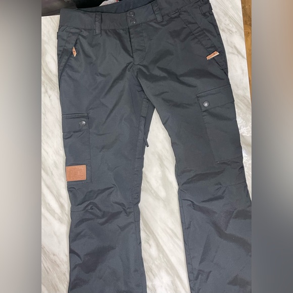 Black large women’s DC snowboarding pants - Picture 3 of 13